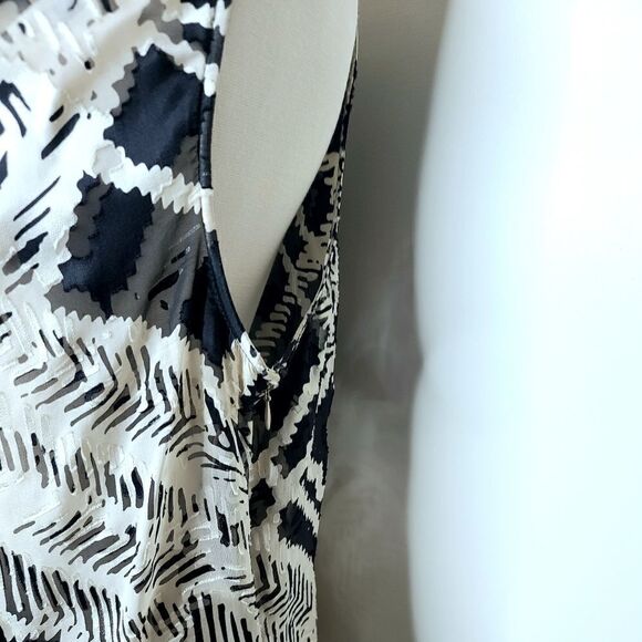 St. John | Silk Blend Teardrop Pendant Blouse - Picture 4 of 5